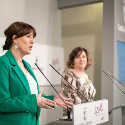 Blanca Fernández, anunciando la contratación de los psicólogos y trabajadoras y educadoras sociales.