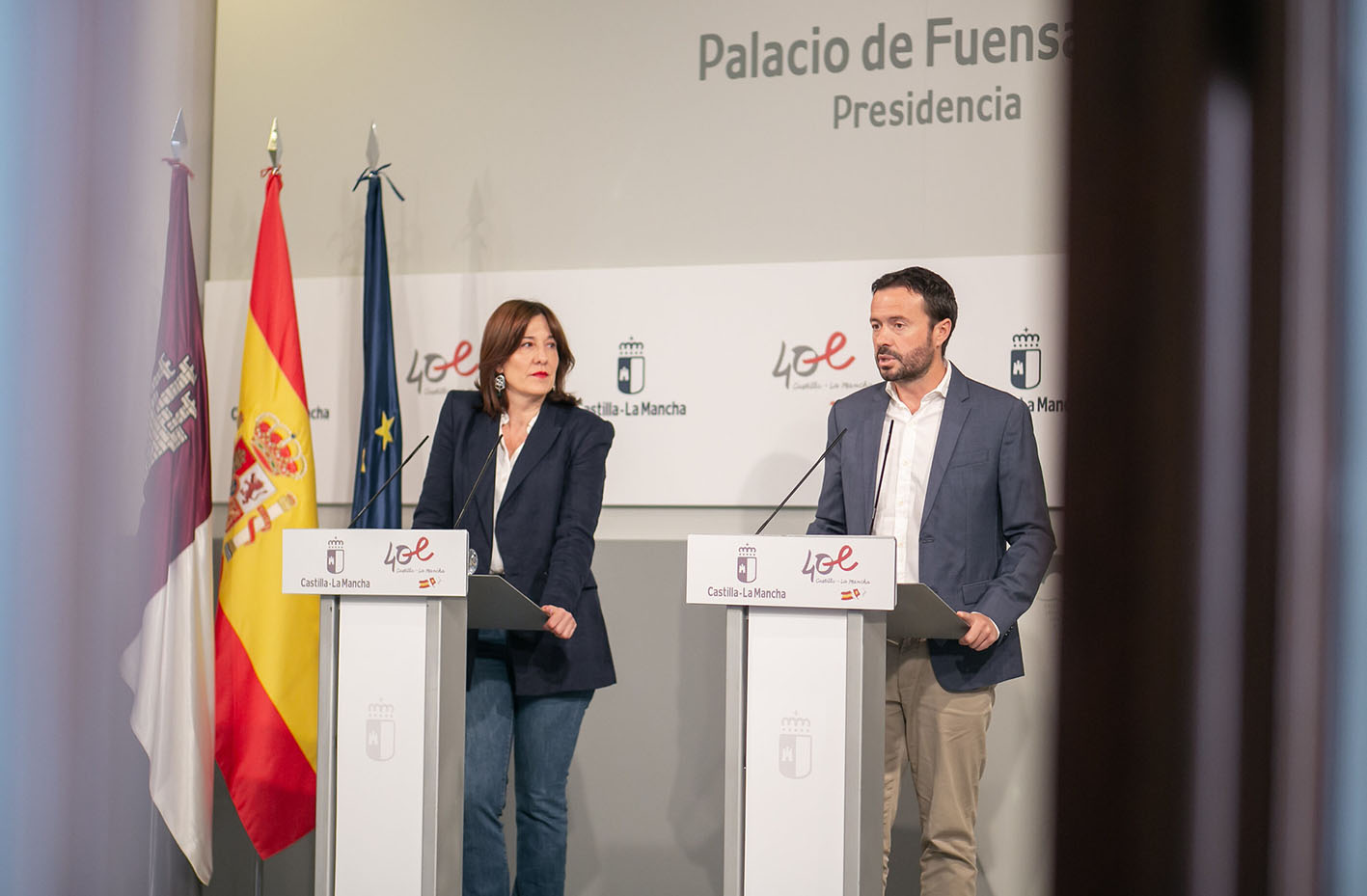 José Luis Escudero, consejero de Desarrollo Sostenible, junto a Blanca Fernández, portavoz del Gobierno de CLM.