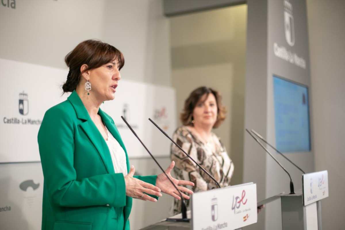 Blanca Fernández, anunciando la contratación de los psicólogos y trabajadoras y educadoras sociales.