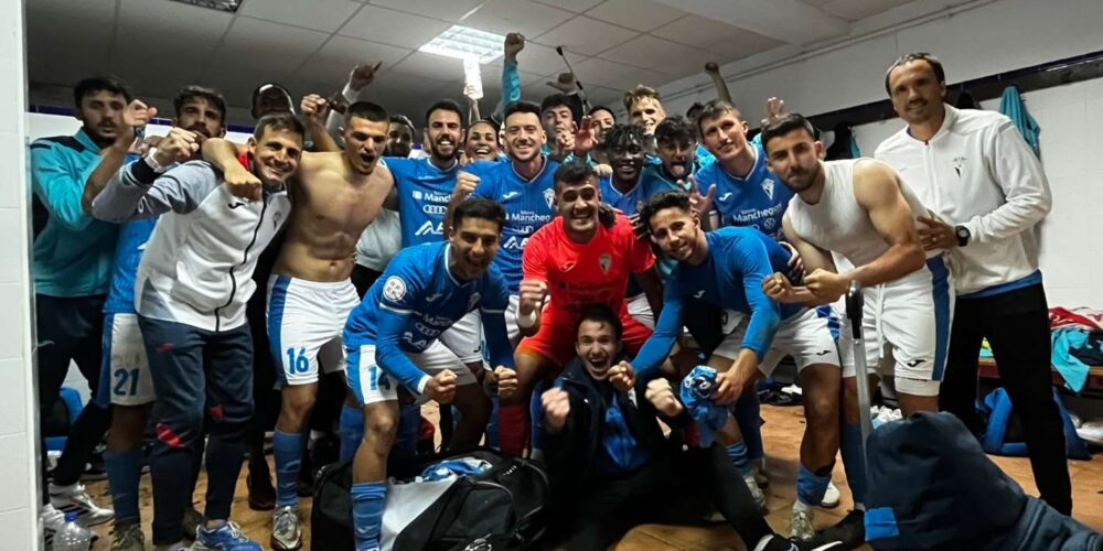 Los jugadores del CD Manchego, en plena celebración. Foto: CD Manchego.