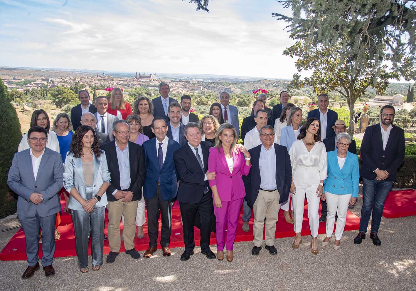 Tolón, Page y Bono, con los miembros de la candidatura de la alcaldesa de Toledo.