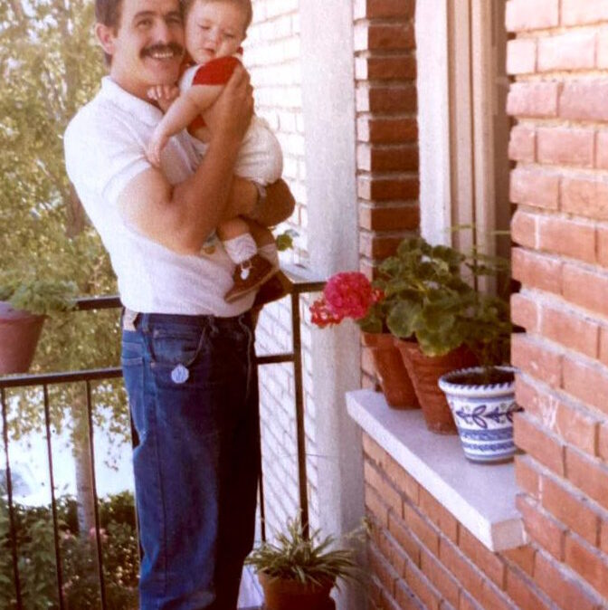 "Con mi padre, Tomás, en nuestra casa de Santa Bárbara".
