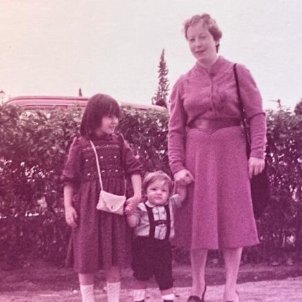 "Con mi madre y mi hermana, las dos se llaman Mari Carmen, en la Vega".