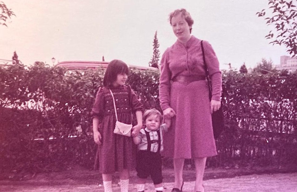 "Con mi madre y mi hermana, las dos se llaman Mari Carmen, en la Vega".