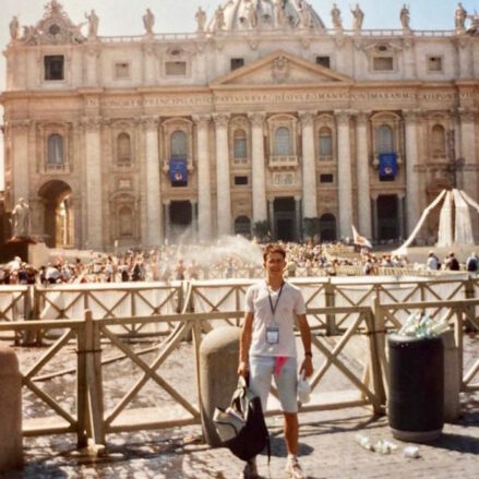 "Año 2000, Roma, en la Jornada Mundial de la Juventud, en la puerta del Vaticano, ganándome la indulgencia plenaria".