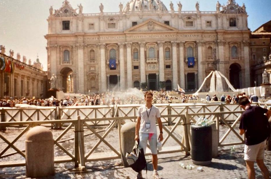 "Año 2000, Roma, en la Jornada Mundial de la Juventud, en la puerta del Vaticano, ganándome la indulgencia plenaria".