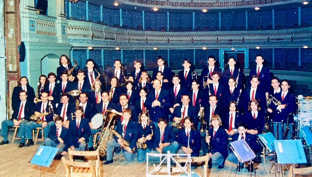 "Con la Banda juvenil de Toledo, en el Teatro de Rojas, en un concierto de Santa Cecilia". Es el de la derecha de la fila superior.