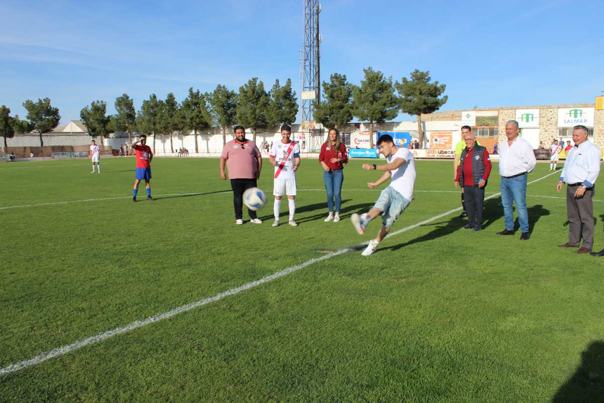 Antonio-Collado-saque-honor-partido-CD-quintanar