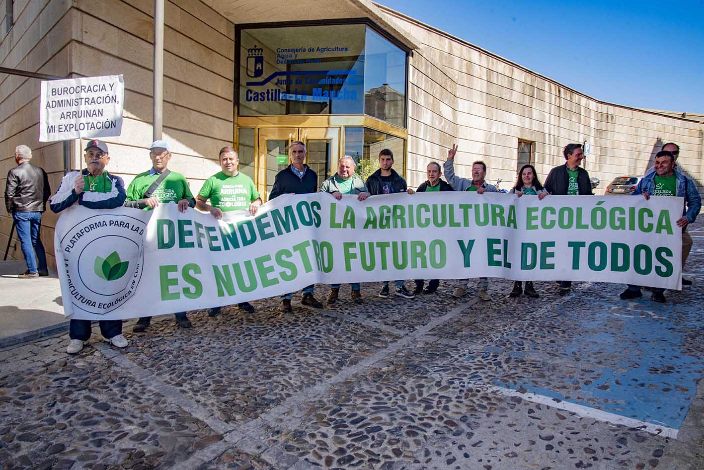 Concentración a las puertas de la Consejería de Agricultura de CLM. Foto: Rebeca Arango.
