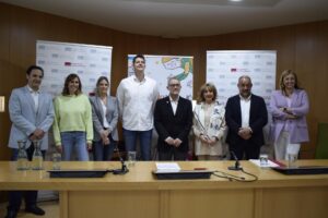 Firma del convenio entre la UCLM y Afanion en el edificio José Prat del campus de Albacete.