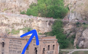 En la imagen, señalado con la flecha, el lugar donde se ha producido el desprendimiento.