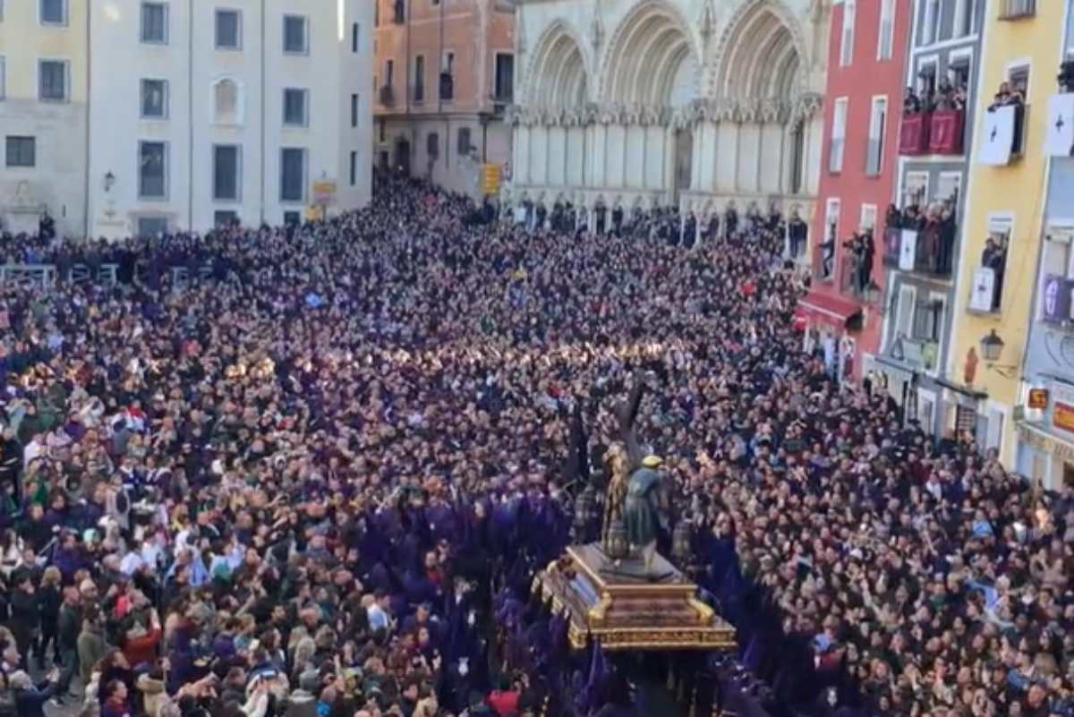 Nuestro Padre Jesús Nazareno abriéndose paso entre las miles de personas que había en la Plaza Mayor.