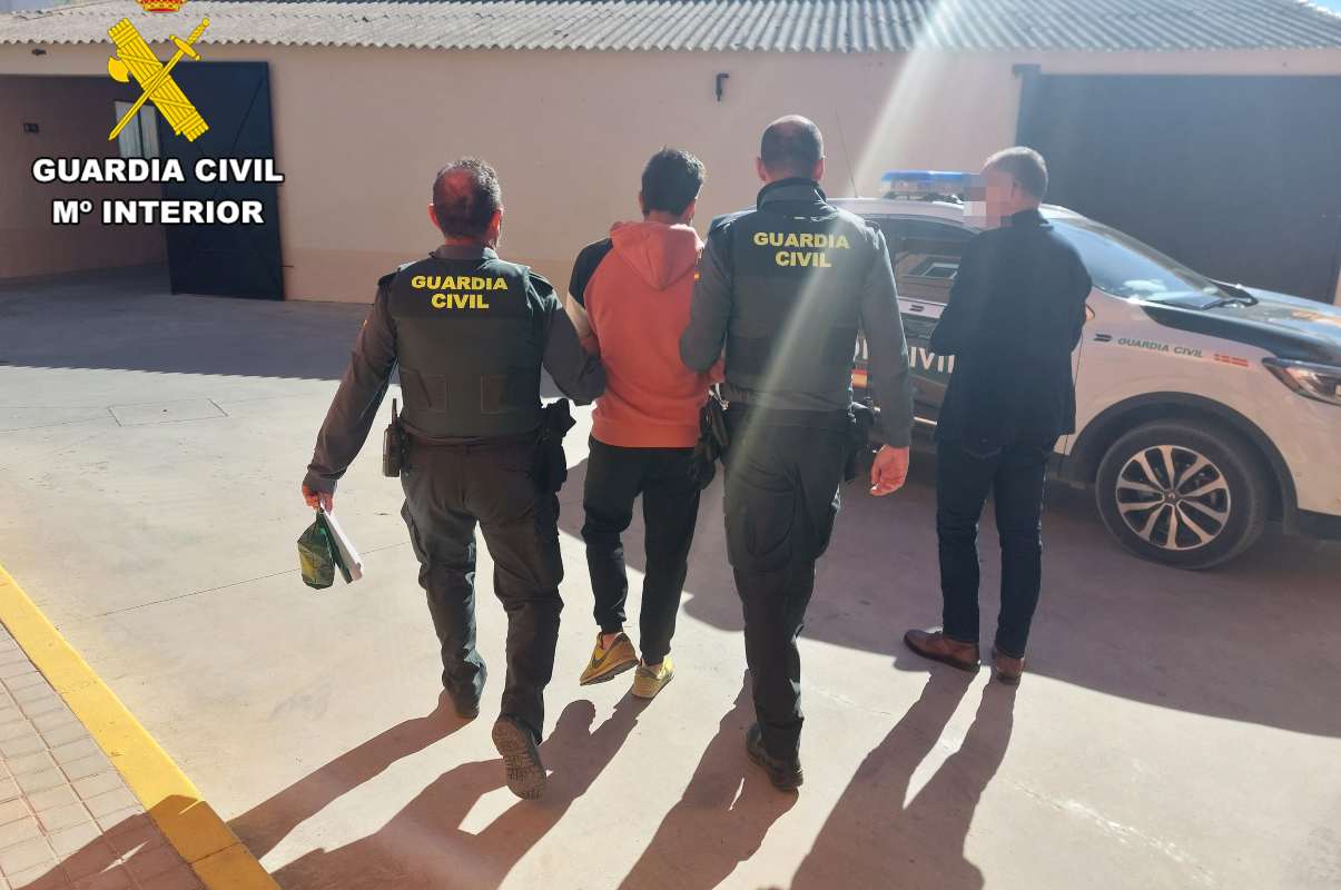 Momento de la detención del joven por robar presuntamente en Villacañas.