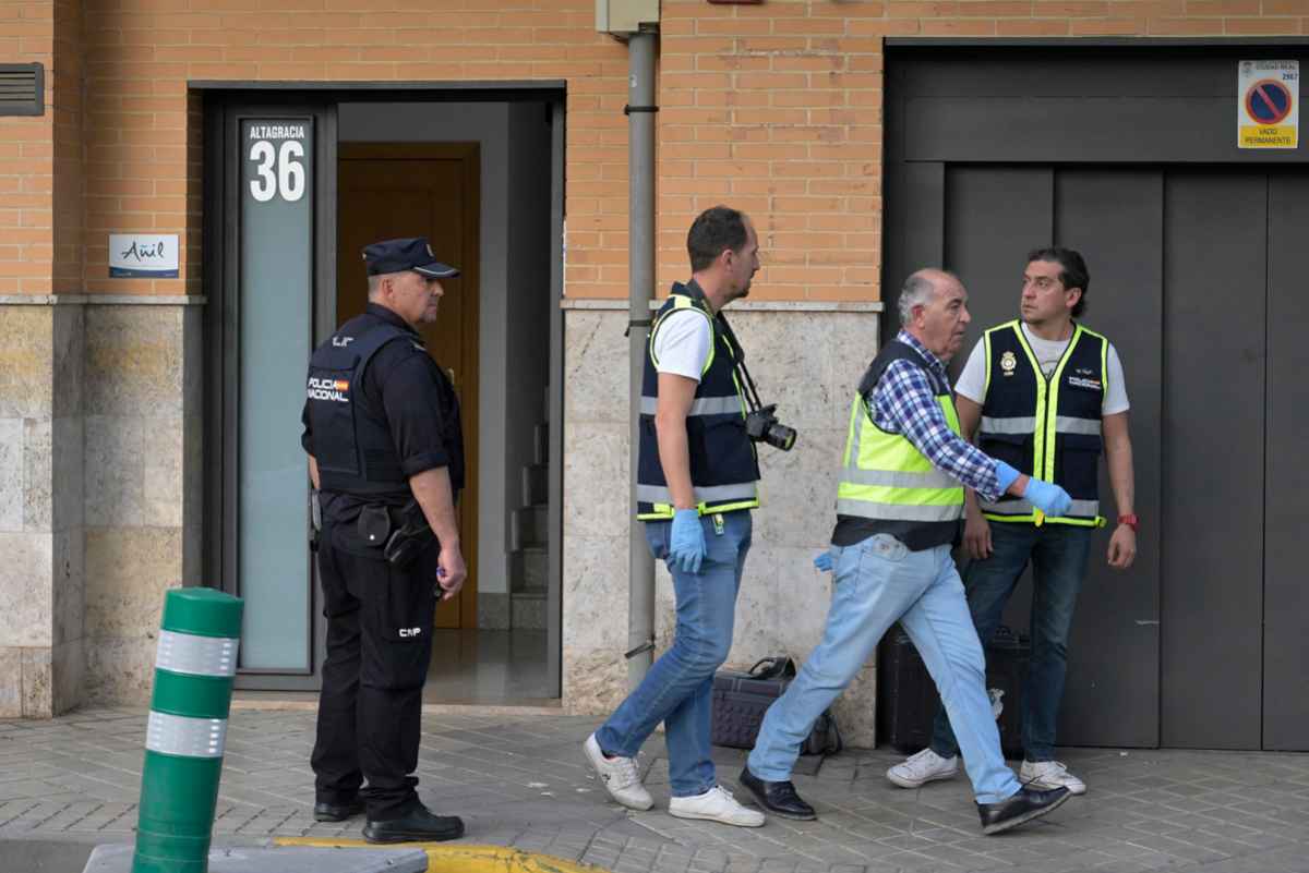 Policías nacionales en el lugar donde se produjeron los enfrentamientos. Foto: EFE/Jesús Monroy.