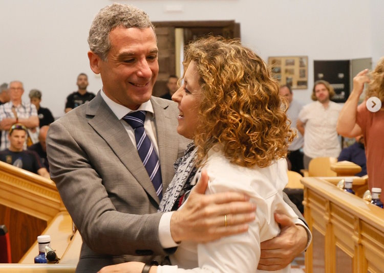 Irene Benayas recibe el abrazo de Esteban Paños, portavoz de Ciudadanos. Foto: Instagram de Esteban Paños.