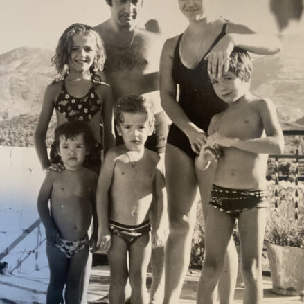 Esteban Paños, primero por la derecha, disfrutando de un día de playa junto a sus padres y algunos de sus hermanos en Alicante.