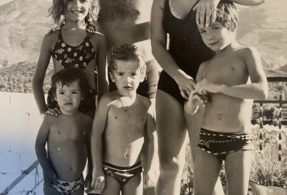 Esteban Paños, primero por la derecha, disfrutando de un día de playa junto a sus padres y algunos de sus hermanos en Alicante.