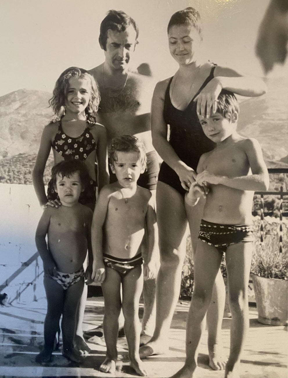 Esteban Paños, primero por la derecha, disfrutando de un día de playa junto a sus padres y algunos de sus hermanos en Alicante.