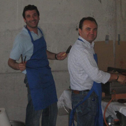 Esteban Paños, en ese momento presidente del AMPA del CEIP Europa, preparando una barbacoa durante un día de celebración escolar.