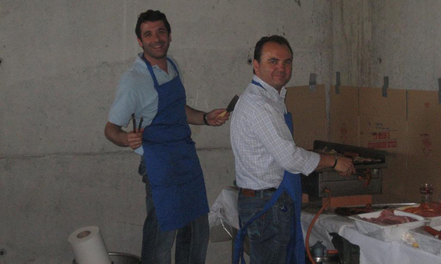 Esteban Paños, en ese momento presidente del AMPA del CEIP Europa, preparando una barbacoa durante un día de celebración escolar.