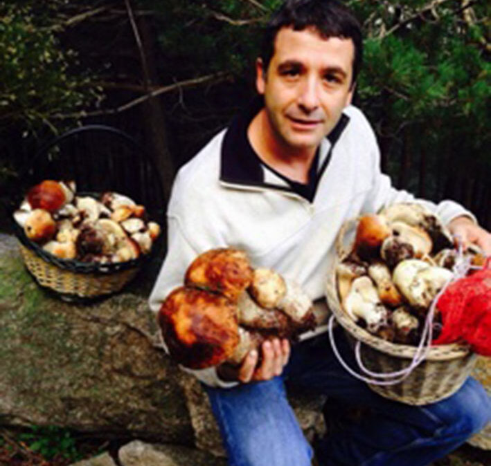 Esteban Paños es muy aficionado a la cocina y a la micología. Practica con frecuencia la recolección de setas, una afición que le gusta compartir con amigos. En esta foto, en una de sus excursiones en Navaluenga (Ávila).