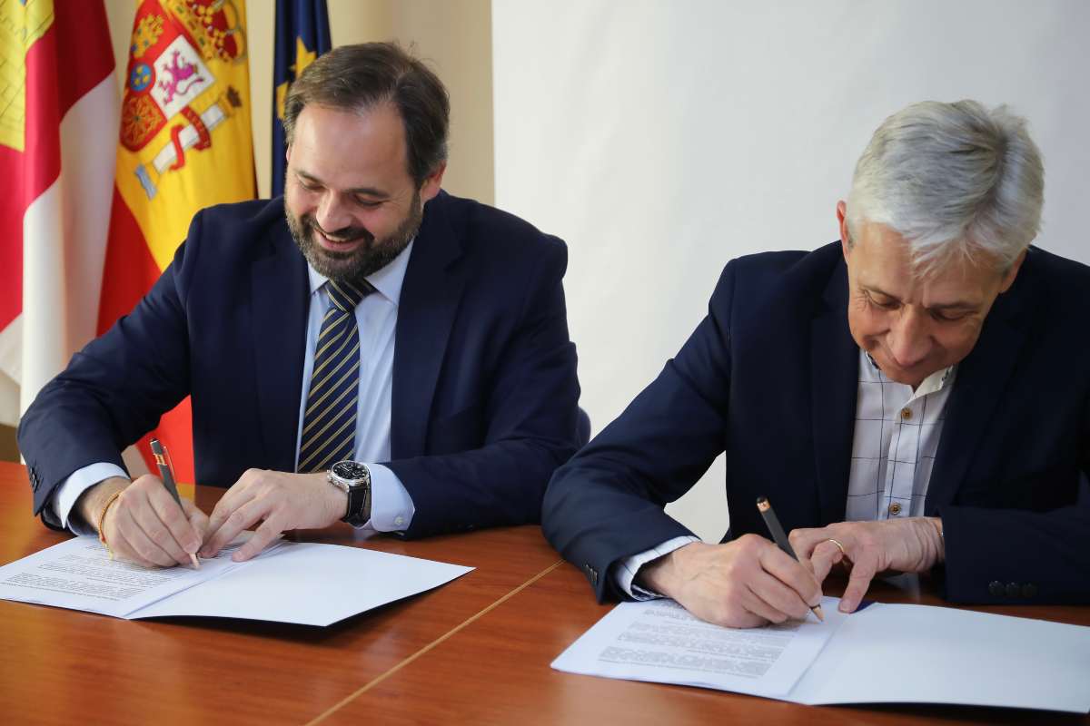 Paco Núñez y Ángel López Vallejo (presidente de CEAT), firmando el contrato.