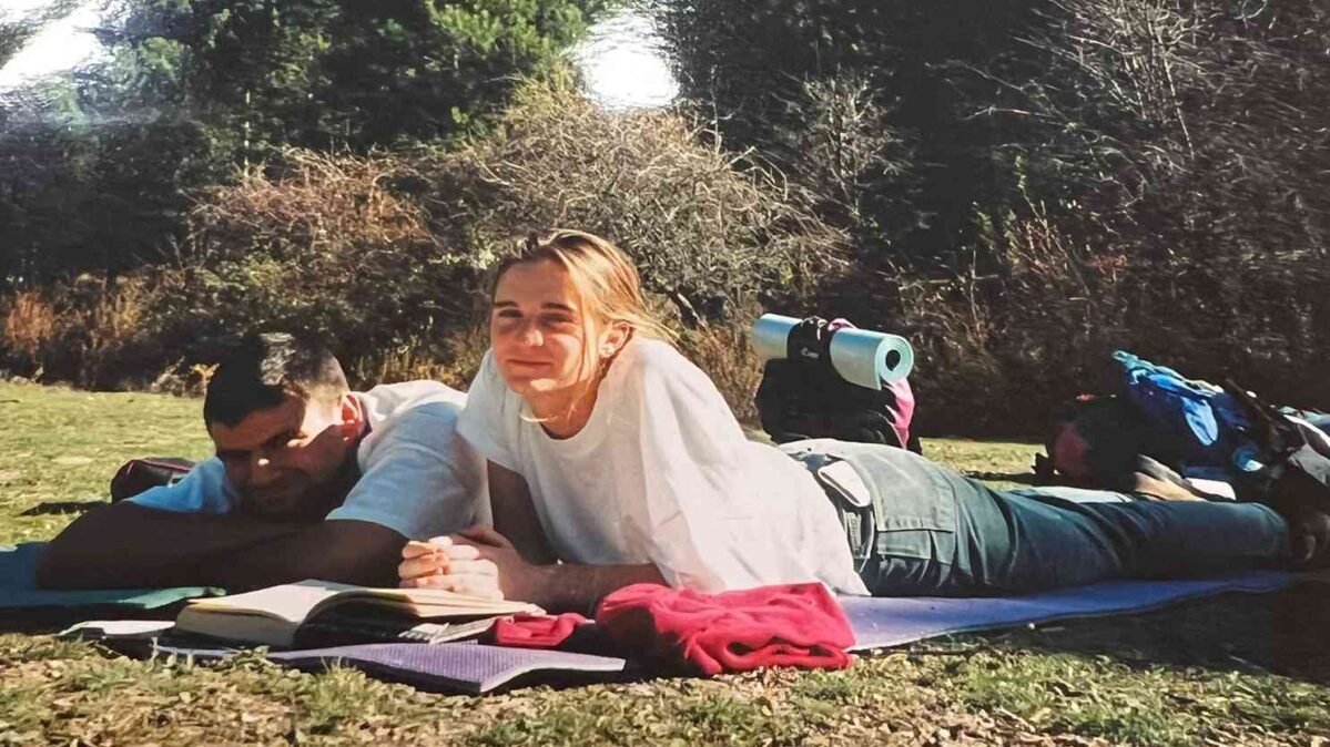 Susana Martínez en un día de montaña disfrutando de la lectura con su pareja