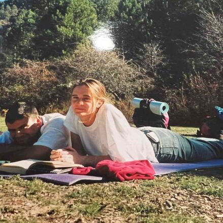 Susana Martínez en un día de montaña disfrutando de la lectura con su pareja
