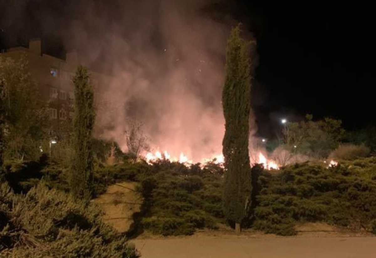 Imagen del incendio provocado en El Polígono, en Toledo.