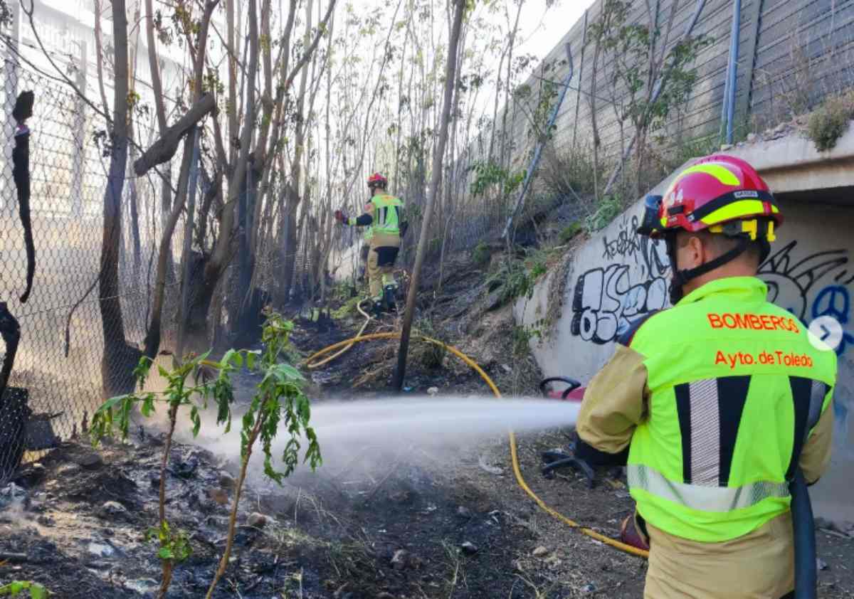 Incendio entre el recinto de Alcaliber y las vías del AVE.