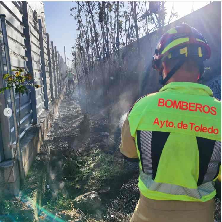 Incendio entre el recinto de Alcaliber y las vías del AVE.