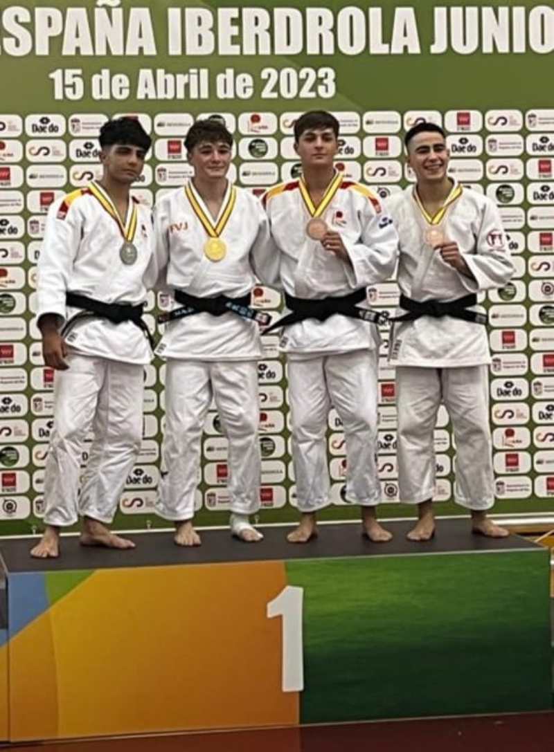 Luis Barroso (segundo por la izquierda), con los otros medallistas.
