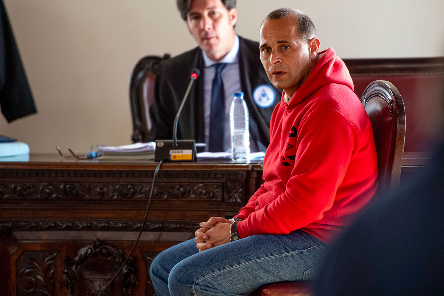 El acusado de asesinar y robar a una anciana con violencia en su casa del municipio de Navalcán, en el juicio con jurado popular que se celebra contra él este lunes a la Audiencia Provincial de Toledo. El fiscal pide para él la pena de 30 años de prisión y una indemnización de 100.000 euros para cada uno de los dos hijos de la víctima. EFE/Ismael Herrero / POOL