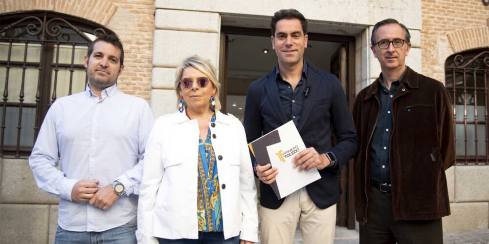 Julio Comendador, segundo por la derecha, ha presentado las firmas necesarias para presentarse a las elecciones en Toledo. Foto: Rebeca Arango.