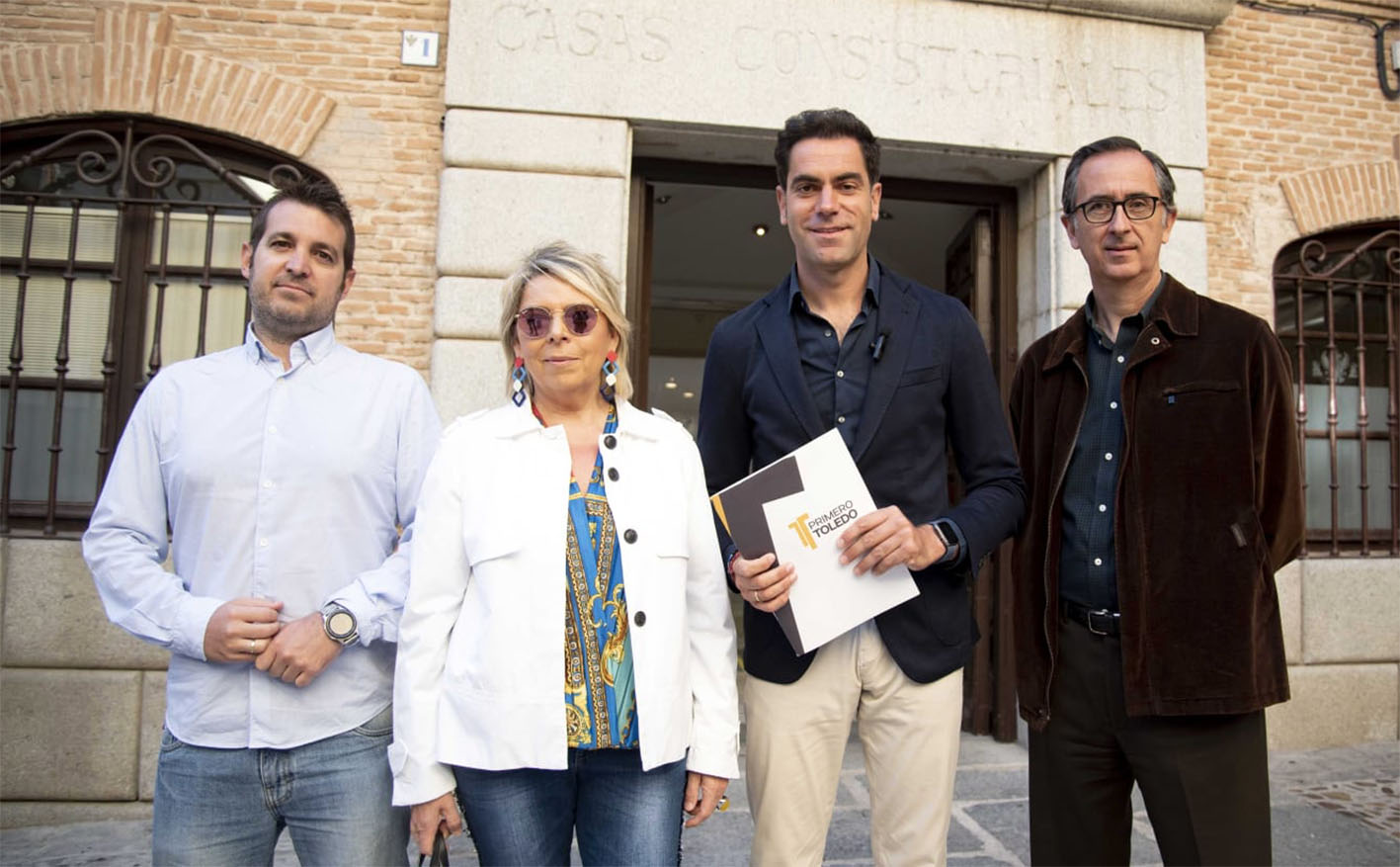 Julio Comendador, segundo por la derecha, ha presentado las firmas necesarias para presentarse a las elecciones en Toledo. Foto: Rebeca Arango.