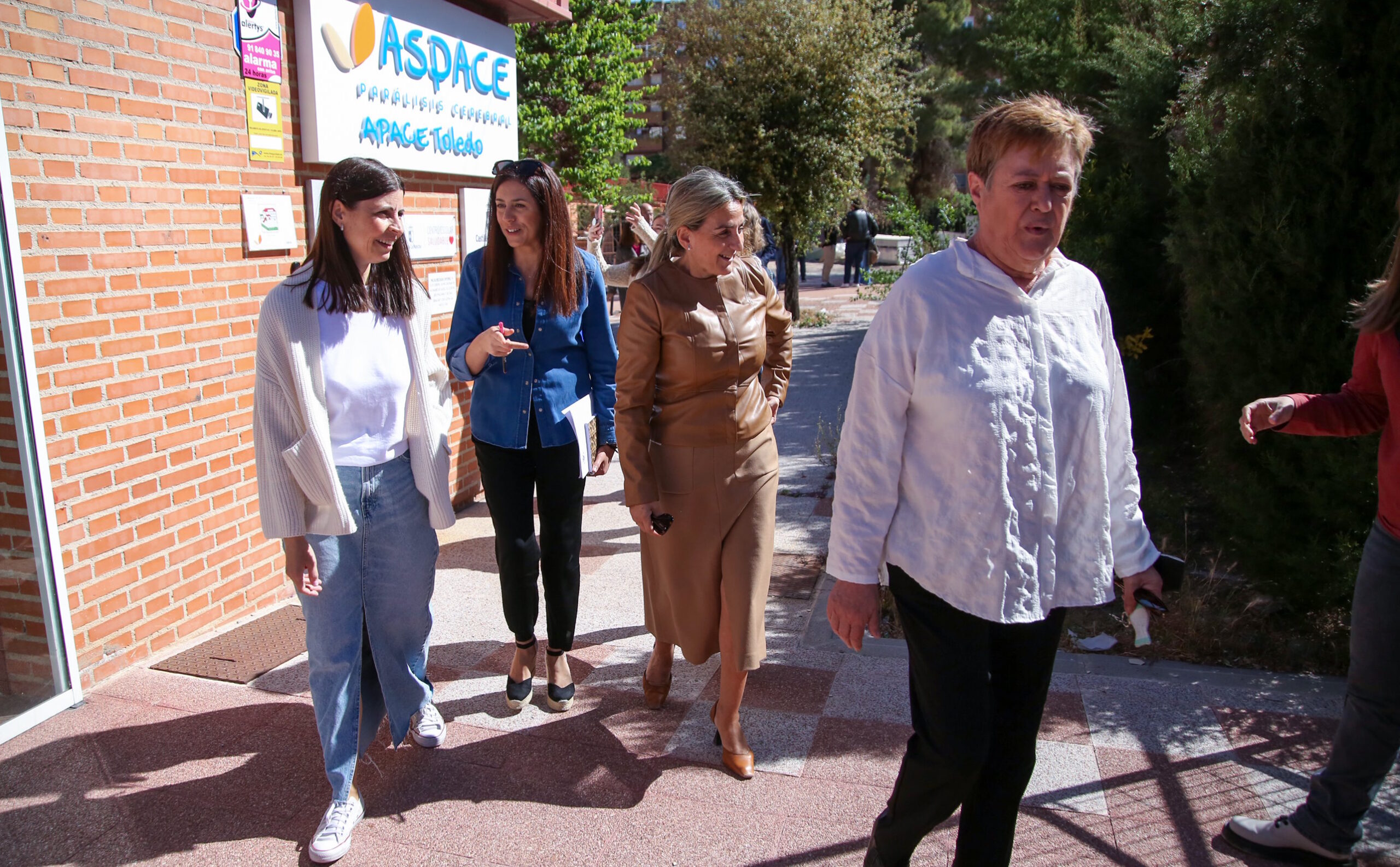 Milagros Tolón, alcaldesa de Toledo, durante su visita a las instalaciones de Apace.