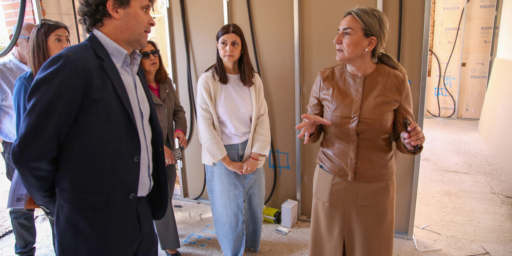 Milagros Tolón, durante su visita a las instalaciones de Apace, en Toledo.