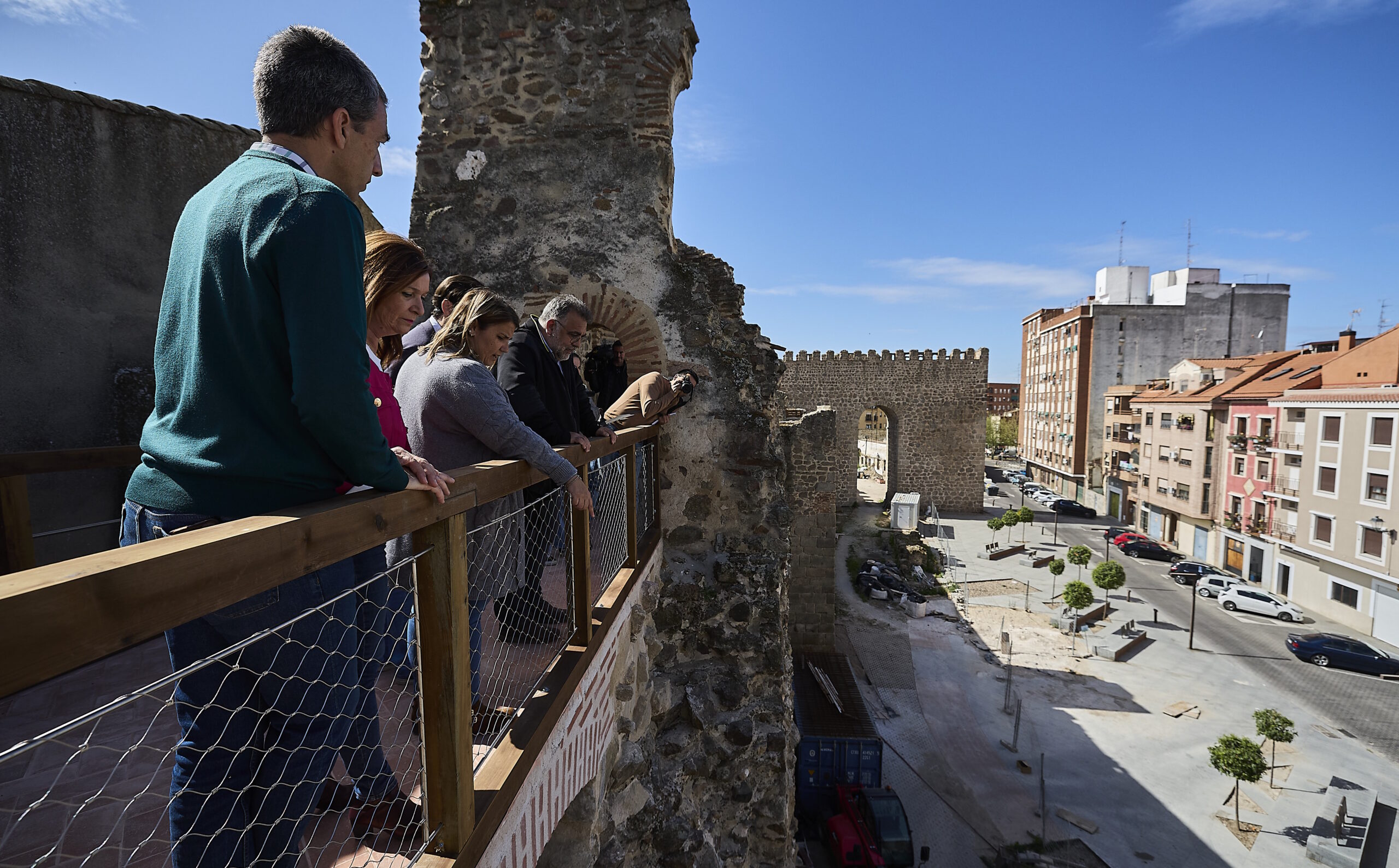 La alcaldesa de Talavera, Tita García Élez, ha anunciado que dentro de un mes los ciudadanos podrán realizar un recorrido de 370 metros de muralla rehabilitada con la apertura del tramo del Charcón. EFE/Manu Reino.