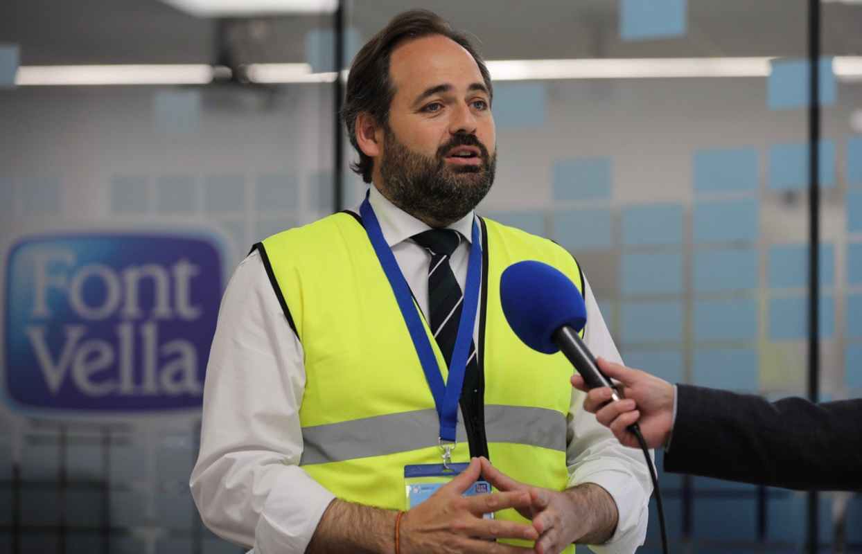 El presidente del PP de Castilla-La Mancha, Paco Núñez, en su visita a la fábrica de Font Vella, en Sigüenza.