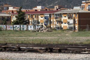 Obras de demolición del muro de las vías del tren en Cuenca. EFE/ José del Olmo.