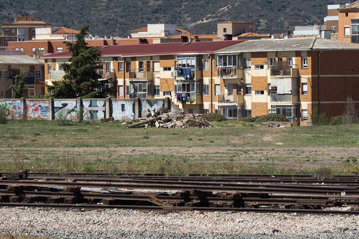 Obras de demolición del muro de las vías del tren en Cuenca. EFE/ José del Olmo.