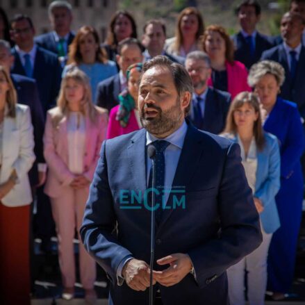 El presidente del PP de CLM y candidato a la Presidencia de la Junta, Paco Núñez, delante de los integrantes de las listas de los "populares" para las autonómicas del 28 de mayo.