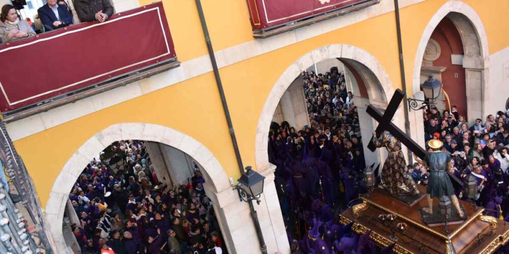 Page y Dolz viendo la procesión de Las Turbas desde el balcón del Ayuntamiento de Cuenca.