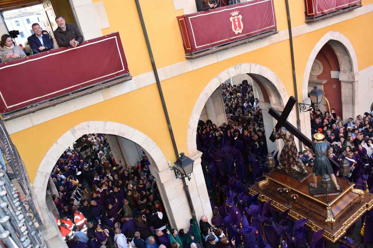 Page y Dolz viendo la procesión de Las Turbas desde el balcón del Ayuntamiento de Cuenca.