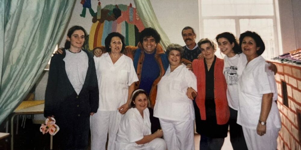 Susana Martínez con Pedro Almódovar y compañeras durante sus prácticas de educación infantil