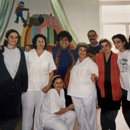 Susana Martínez con Pedro Almódovar y compañeras durante sus prácticas de educación infantil