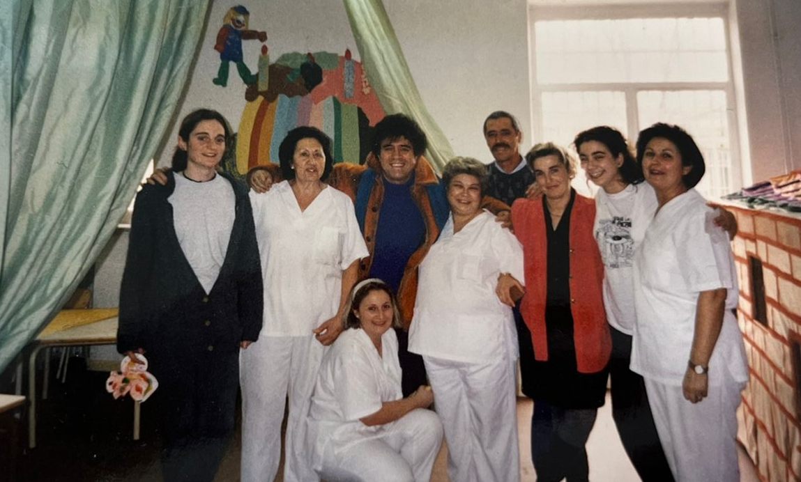 Susana Martínez con Pedro Almódovar y compañeras durante sus prácticas de educación infantil