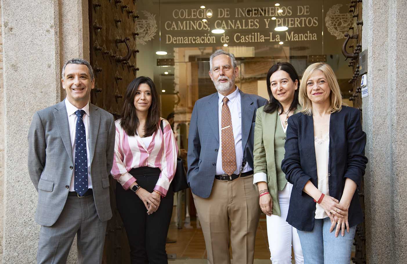 Carmen Picazo, junto a Esteban Paños y miembros del Colegio de Ingenieros de Caminos de Toledo, esta mañana