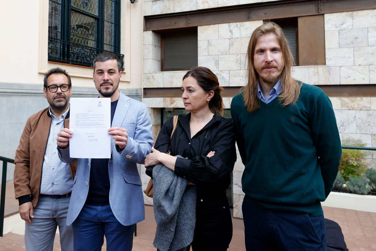 José Luis García Gascón (2i); Pablo Fernández (d); Juan Ramón Crespo (i), y Gracia Monge, muestran la petición ante el Defensor del Pueblo. Foto: EFE/Javier Lizón.
