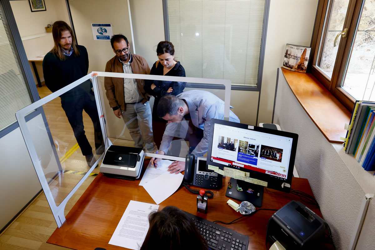 Momento de presentación del escrito en la sede del Defensor del Pueblo. Foto: EFE/Javier Lizón.